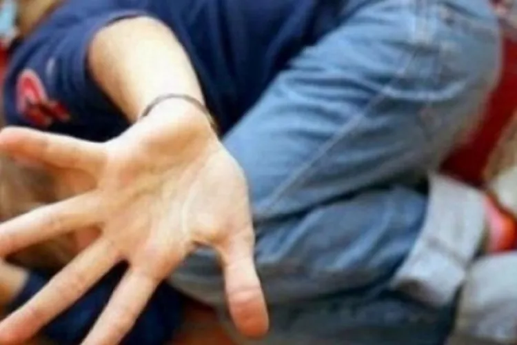 Primul caz de bullying din România care ajunge la tribunal! O familie dă școala în judecată după ce copilul lor a fost bătut la ore