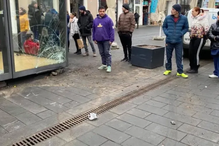 Accident pe Eroilor! I-au spart chioșcul lui Boc de 30.000 de euro - FOTO