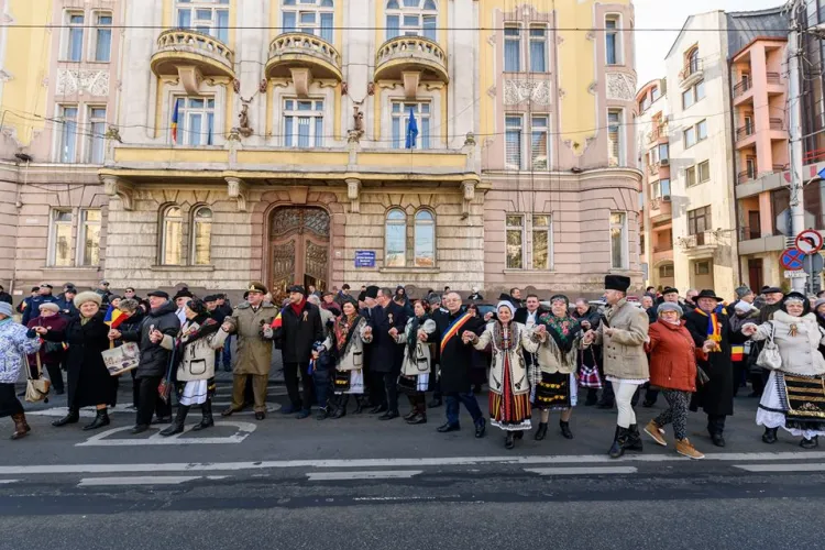 Horă uriașă, paradă militară și depunere de coroane în centrul Clujului, de Ziua Unirii Mici FOTO