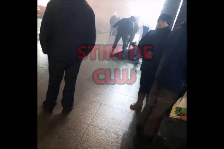 Cluj: Un jandarm LOVEȘTE și înjură un om în Piața Gării. Jandarmul: Io-s nime-n Clujul asta? - VIDEO