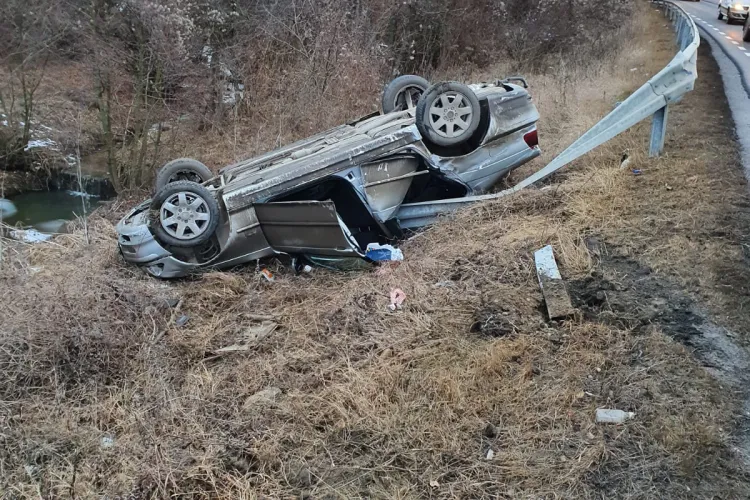 BMW  răsturnat pe marginea drumului pe Feleacu. Două persoane au ajuns la spital FOTO