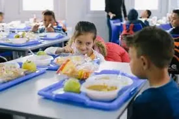 Trei școli din Cluj, incluse în programul național ”o masă caldă” 