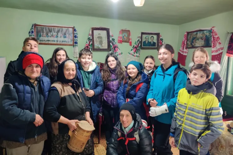 Elevii de la o școală clujeană au urcat în Muntele Cacovei, la Băișoara, pentru a le duce alimente bunicilor din banii produși de ei - FOTO