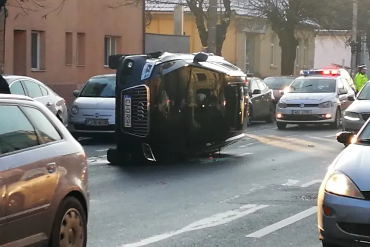 Cum s-a răsturnat șoferul pe Dorobanților: ”Bine că suntem sănătoși. Restul se repară…” - VIDEO