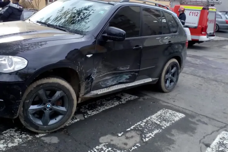 Accident în Dej, pe strada Unirii. BMW -ul nu lipsește din acțiune - FOTO