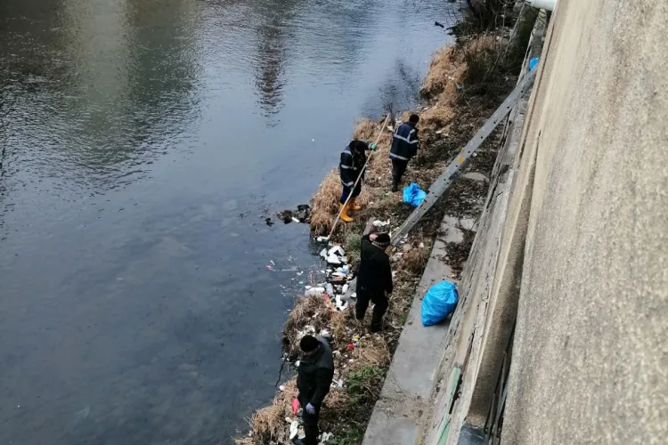 Groapă de gunoi pe Someș, în centrul Clujului. Și-au aruncat televizorul și hota în apă - FOTO 