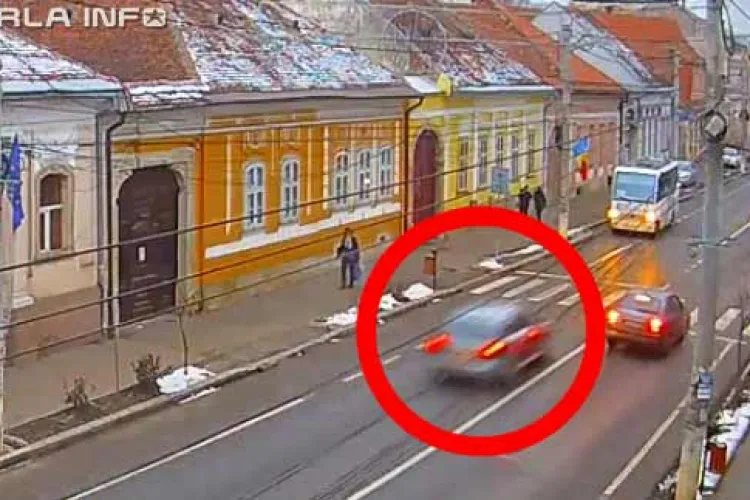 Un șofer a făcut RAVAGII pe stradă la Gherla. A cauzat un accident, aproape a lovit pietoni și a fugit de poliție VIDEO