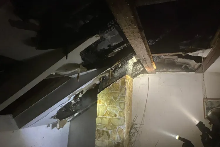 Incendiu la o locuință de pe Valea Chintăului. O persoană a fost găsită carbonizată