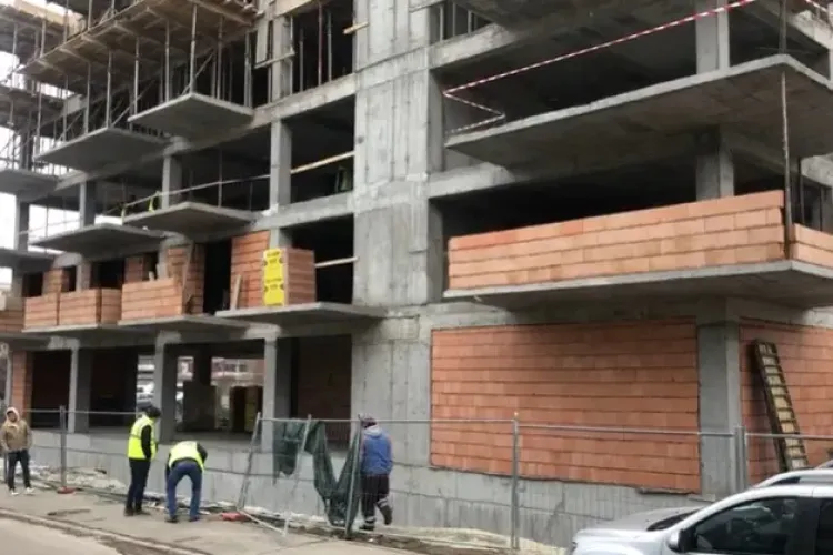 Muncitor căzut de la etajul unui bloc aflat în construcție VIDEO