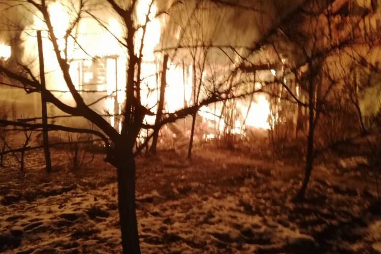 Incendiu la gospodăria unor clujeni! Au fost la un pas de a rămâne fără casă FOTO