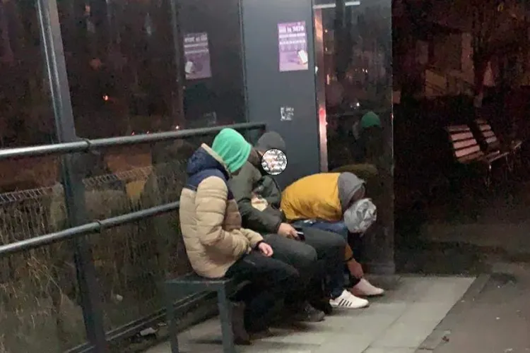 Copiii pot cumpăra droguri cu lejeritate. Caz din Mărăștur, surprins chiar în stația de autobuz - FOTO