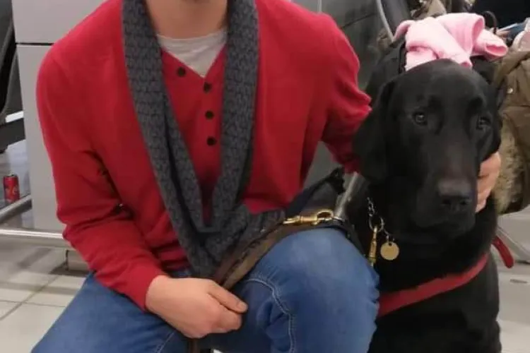 CFR dă vina pe călători după ce un clujean nevăzător a fost umilit de controlor: Nu au vrut câinele însoțitor în cușetă