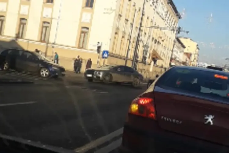 Bolid marca Bentley blochează intersecția pentru a întoarce - VIDEO