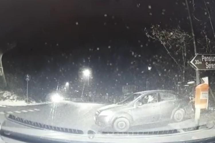”Idiot la volan” în Făget. A derapat și nu avea faruri! Șoferul care a filmat a înghețat - VIDEO   