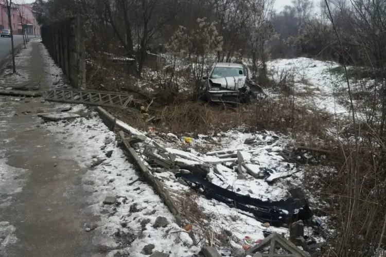 CLUJ: O șoferiță a ”zburat” cu mașina de pe drum. A fost rănită FOTO