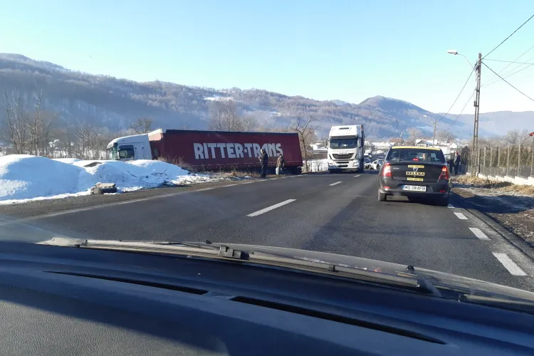 Accident la Bucea, pe DN 1! TIR scos de pe drum de un șofer aiurit - FOTO