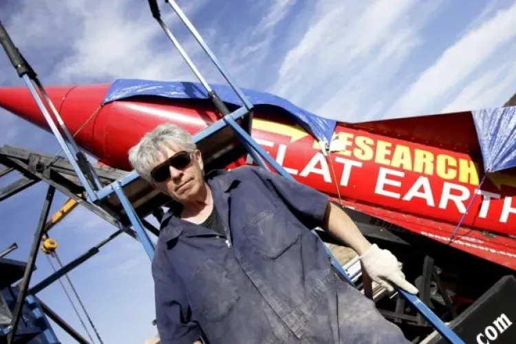 Mike Hughes a murit când a vrut să demonstreze că Pământul este plat: S-a prăbușit cu racheta VIDEO 