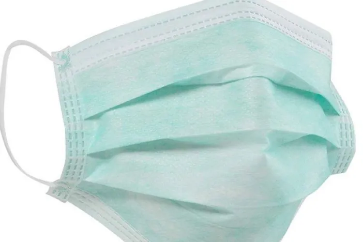 O dată cu coronavirusul au apărut speculanții: Un set de 50 de măști costă 500 de lei 