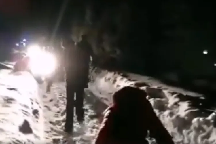 Turiști clujeni blocați în Munții Sebeșului. Au rămas înpotmoliți cu mașinile VIDEO