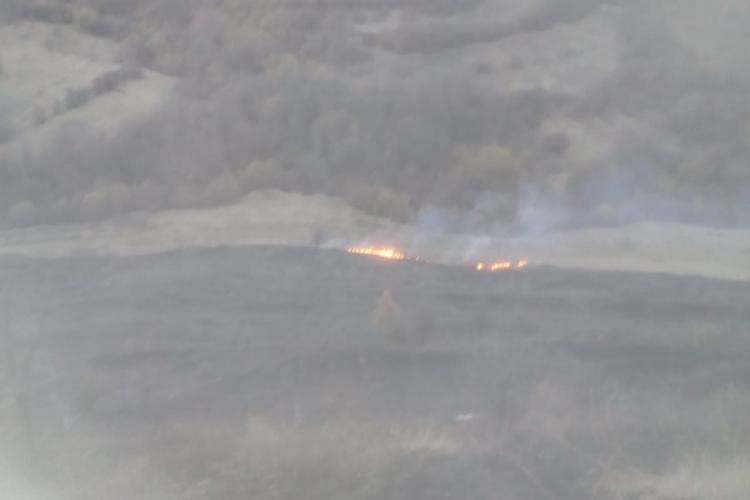 Inconștiență pură! Aproape 100 de hectare de vegetație au ars la Tăuți, din cauza unui clujean care A dat foc pășunii și a plecat FOTO 