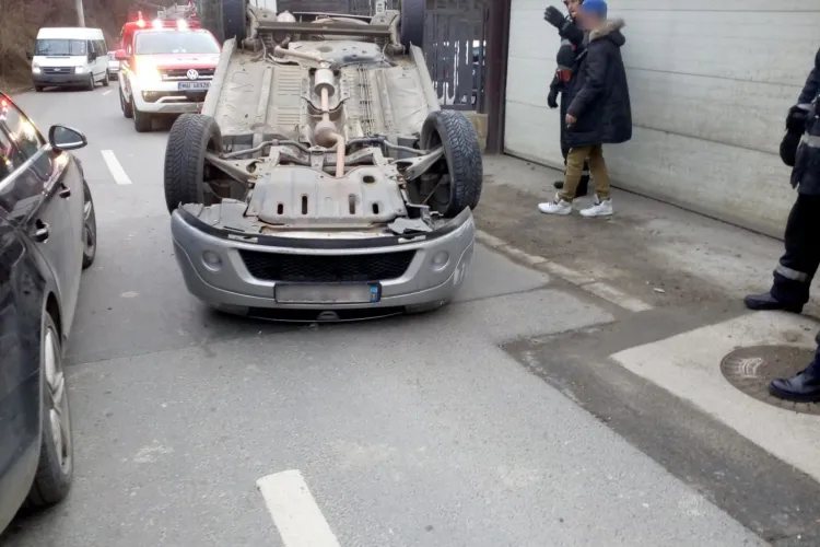 Accident spectaculos la Cluj. Un șofer s-a răsturnat cu mașina pe stradă în Grigorescu FOTO 