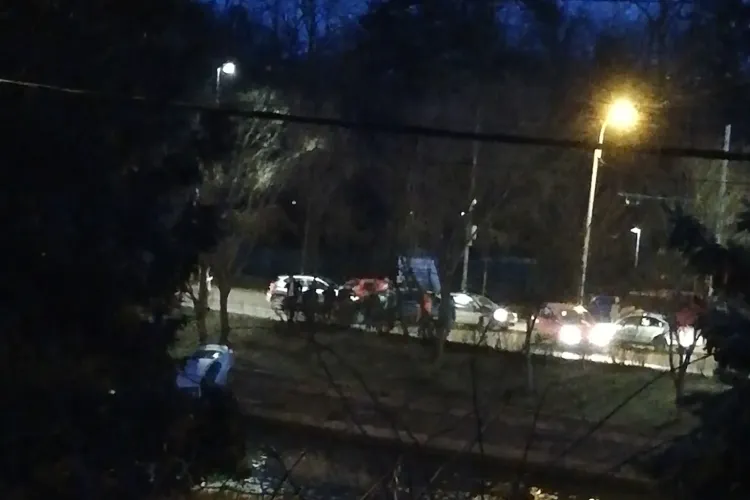 Mașină căzută în Someș lângă parcul Central. Șoferul a scăpat ca prin minune FOTO 