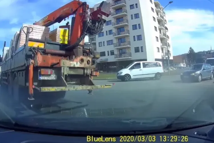 Camion încărcat cu cărămizi, la un pas de a se răsturna la Cluj - VIDEO cu tot incidentul