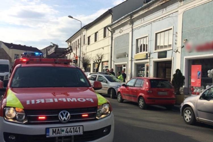 Clujeancă transportată la spital după ce i-a căzut o bucată de tencuială pe cap. Mergea pe stradă FOTO