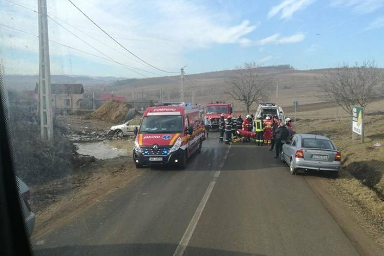 Accident cu o victimă pe un drum din Cluj. Un șofer s-a răsturnat cu mașina FOTO
