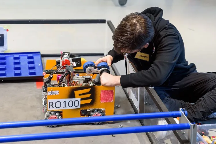 Competiție de robotică pentru elevi la Cluj. O echipă de elevi de la liceul Nicolae Bălcescu a luat locul 1  FOTO