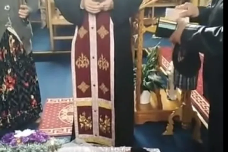 Romii din Huedin s-au jurat în biserică. Au dus un sicriu și s-au culcat în el pentru a jura - VIDEO