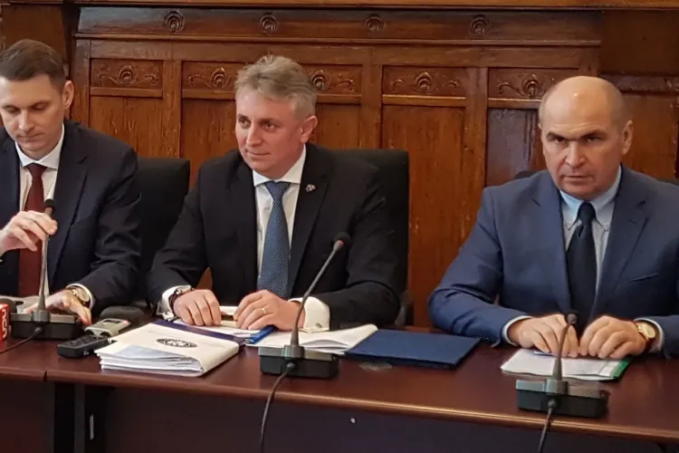  Ministrul Transporturilor se laudă că, în premieră, inaugurăm o autostradă la graniță înaintea Ungariei