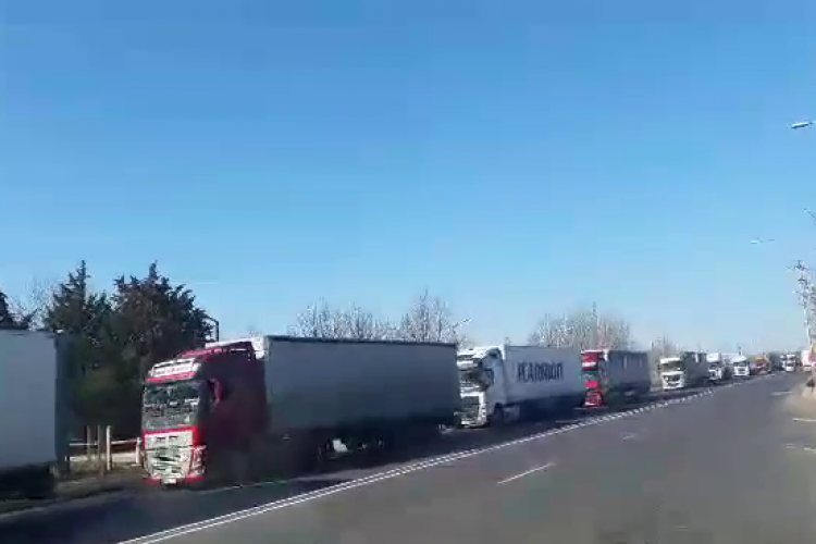 Vama Borș e blocată! Sunt controlați șoferii care vin din Italia - VIDEO