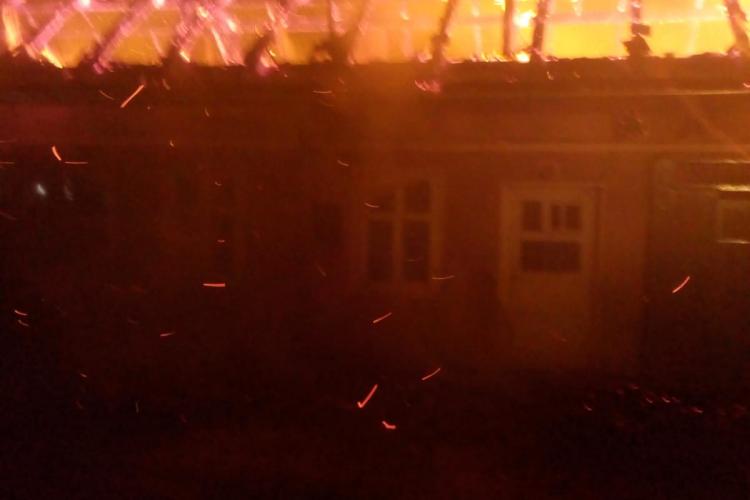 Dovadă de omenie la Cluj! 20 de persoane s-au trezit în miezul nopții pentru a ajuta pompierii să stingă un incendiu FOTO