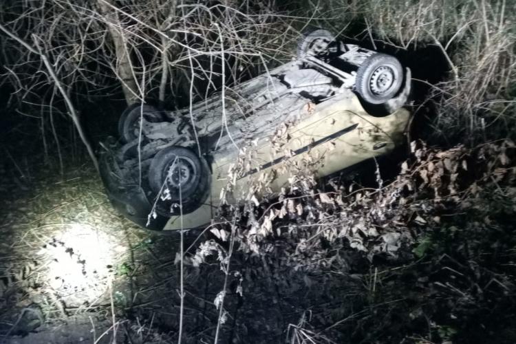 Cluj: Salvatorii cu mașini off-road de la ASV4x4 au salvat o mașină prăbușită într-o râpă din Făget - FOTO