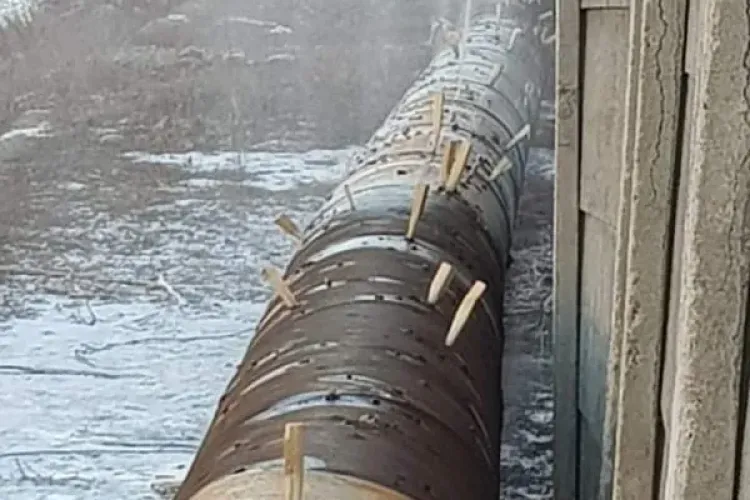 Se întâmplă în Transilvania! Conductă reparată ca în Evul Mediu, cu zeci de dopuri de lemn - VIDEO