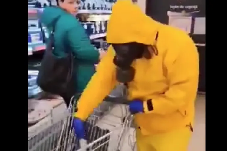 Scenă de la Lidl Baciu! S-a dus costumat în combinezon chimic și cu mască - VIDEO