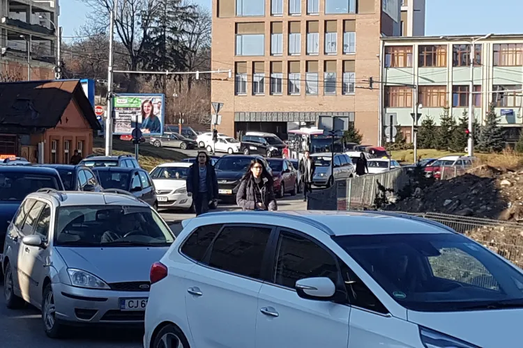 Coadă de zeci de metri la parcarea din Piața Cipariu - VIDEO