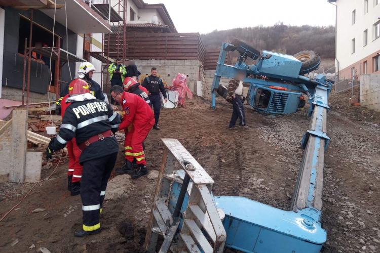 Muncitor prins în cabina unei macarale răsturnate pe strada Teilor, din Florești - FOTO