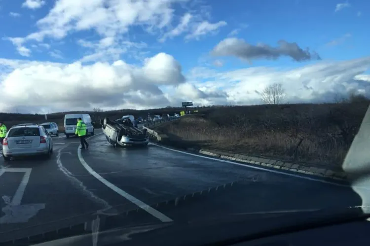 Accident la urcare pe Feleac. Traficul a fost blocat după ce o mașină s-a răsturnat pe carosabil FOTO