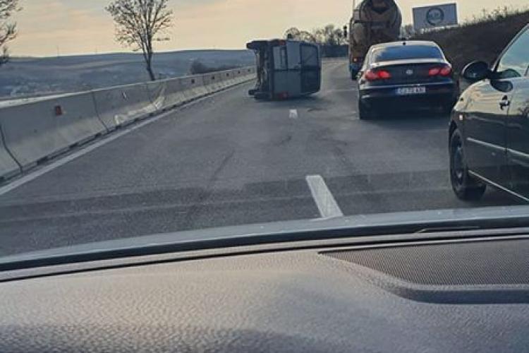 CLUJ: Mașină răsturnată pe mijlocul drumului la Mărtinești. Traficul spre Turda e îngreunat FOTO