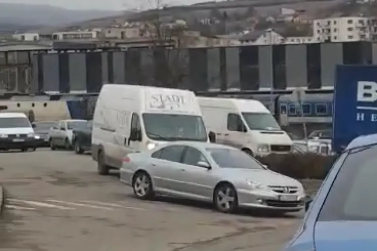 Bariera de pe Tăietura Turcului este blocată, iar șoferii în stare de confuzie - VIDEO