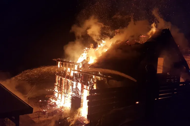 Cabană mistuită de flăcări la Mărișel. Pompierii au intervenit în forță FOTO/VIDEO