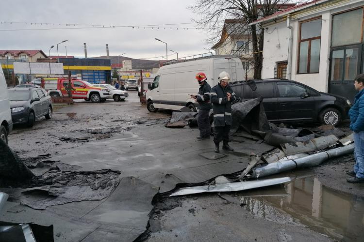 Vijeliile fac din nou RAVAGII la Cluj. Copaci căzuți pe șosea și bucăți de acoperiș căzute pe mașini FOTO