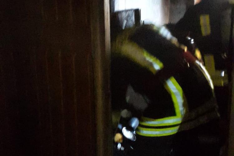 Incendiu la o locuință din Huedin! Un bărbat s-a certat cu pompierii și nu voia să iasă din cameră deși casa îi era în flăcări FOTO