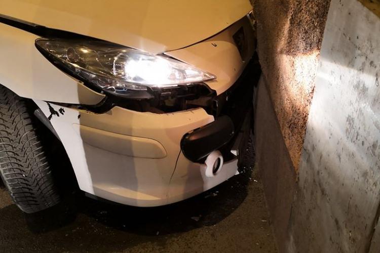 Accident pe Traian Vuia. Un șofer și-a făcut mașina praf, apoi a abandonat-o pe trotuar FOTO