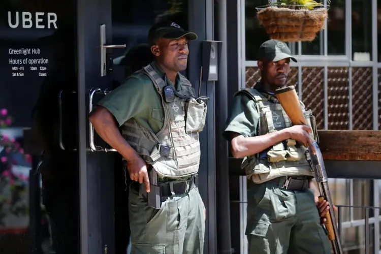 Un clujean a cumpărat 500.000 de măști din Africa. A fost nevoie de pază armată pentru a păzi transportul de jefuitori