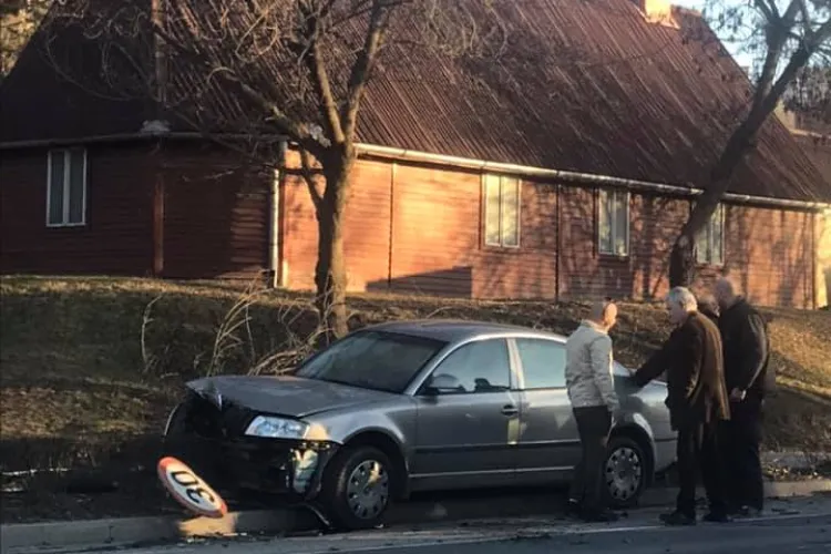 Un șofer a rupt un copac pe Bulevardul 1 Decembrie 1918 - FOTO
