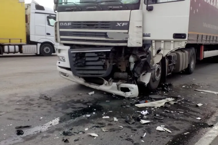 Accident între un autoturism și un TIR la ieșire din Turda. O persoană a rămas încarcerată FOTO