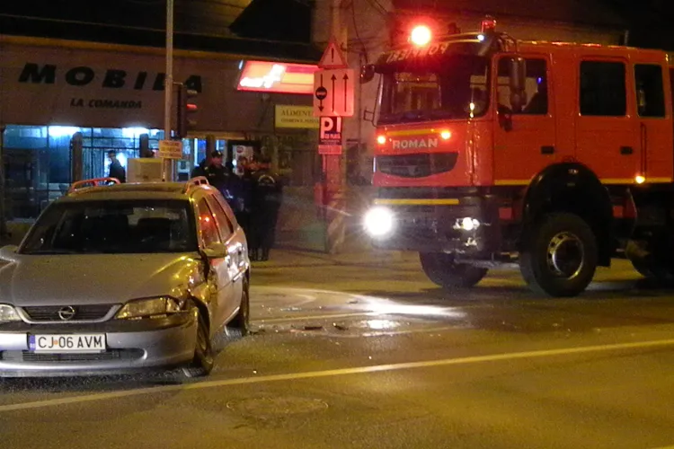 Pompierii vor semafor pe B-dul 21 Decembrie 1989 pentru a putea ieși rapid la intervenții